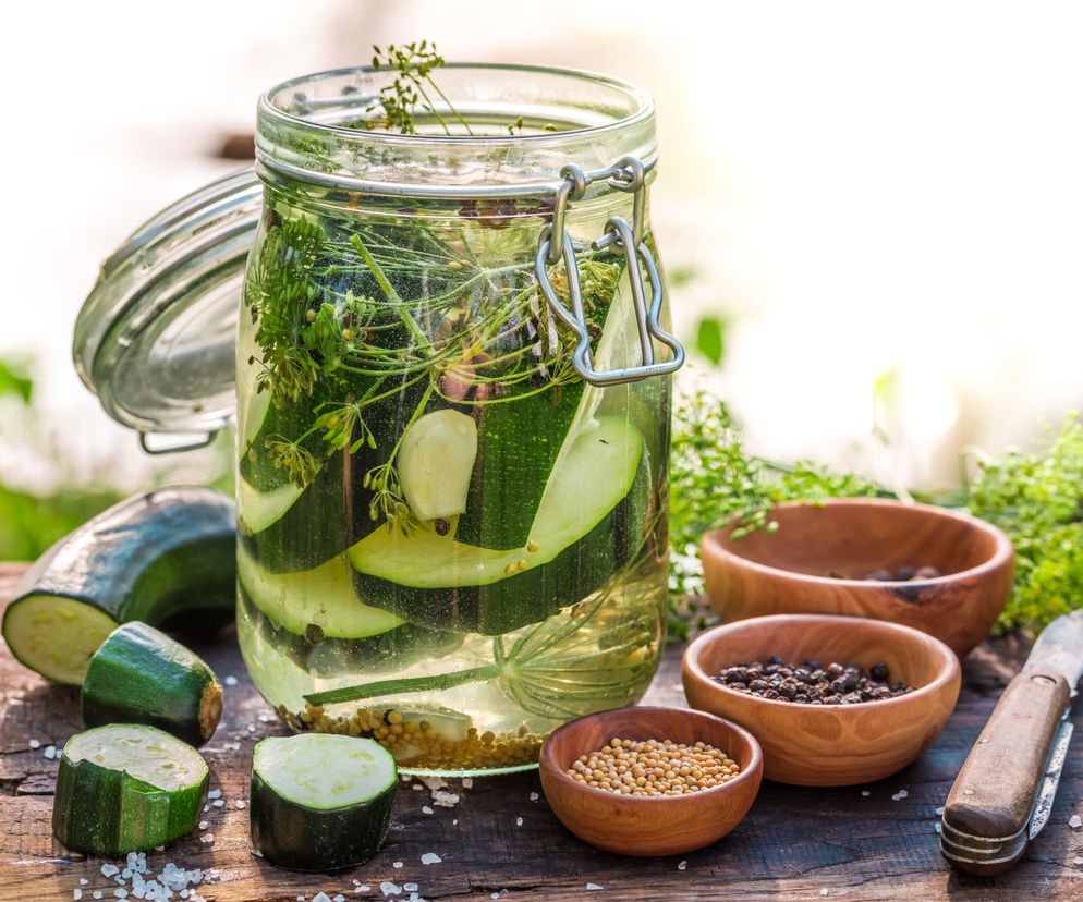 Kiszona cukinia [PRZEPIS]: jak przygotować, ile soli dodać?