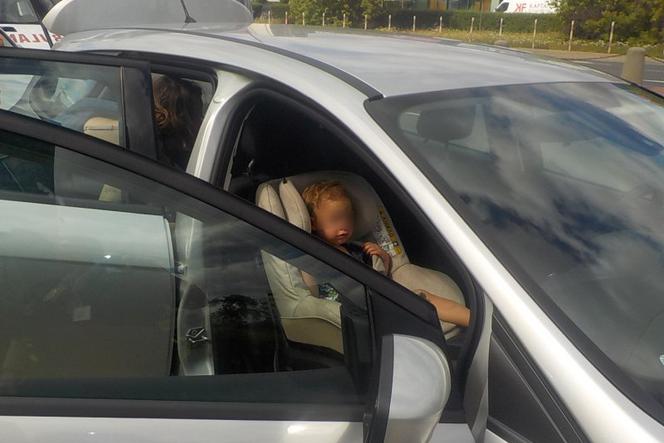 Dziecko zamknięte w samochodzie na Ursynowie