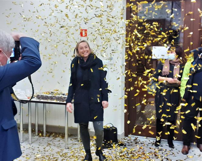 Agata Barwińska obsypana złotym konfetti