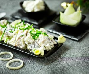 Na Sylwestra przygotuję śledzie po piastowsku. Ten klasyk zawsze się sprawdza na imprezach