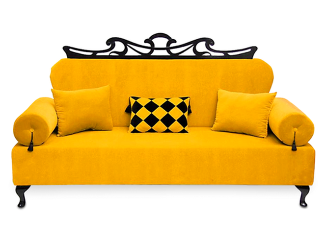 Żólta sofa do aranzacji salonu w stylu eklektycznym