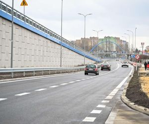 To najdłuższa ulica w Polsce. Ma ponad 15 km i znajduje się w województwie śląskim