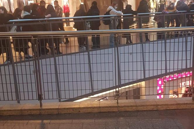 Warszawa: Złote Tarasy na celowniku. Gotuje się jak w kotle! Potężny cios w czasie pandemii