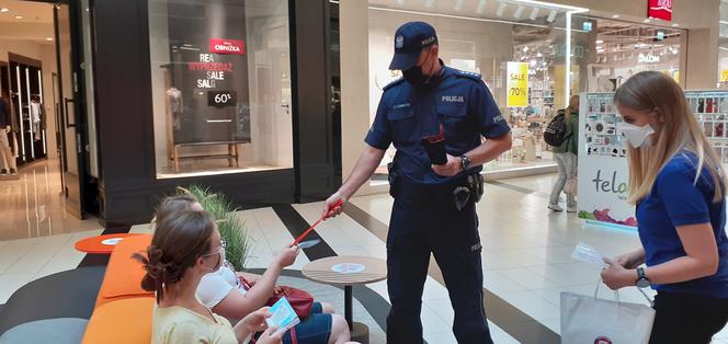 Policja i sanepid przestrzegali i informowali mieszkańców Lublina o obowiązku noszenia maseczek