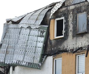 Blok przy ul. Powstańców w Ząbkach po pożarze