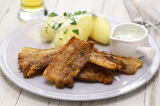 Wyborny boczek po duńsku zachwyca smakiem. Kluczem jest sposób smażenia 