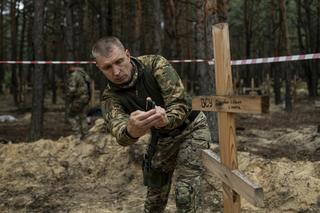 Masowy grób w wyzwolonym Iziumie. Odkryto pochówek ponad 440 ciał