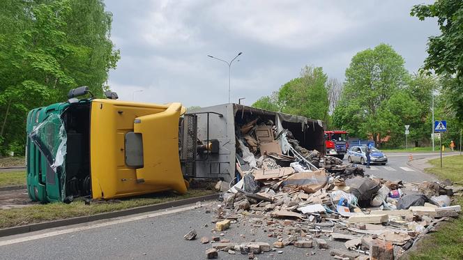 Ciężarówka przewróciła się na jezdnię i zatamowała ruch