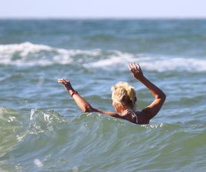 Jan Englert z żoną i ćorką w Juracie