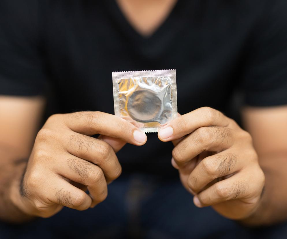 Reakcja władz na rosnącą liczbę chorych. Prezerwatywy będą darmowe, ale tylko dla konkretnej grupy wiekowej