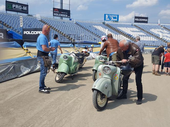 Osy kręciły kółka na stadionie żużlowym w Lesznie. Ogólnopolski zlot skuterów Osa Osieczna-Leszno 