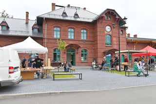 Stary dworzec kolejowy w Leśnej. Kiedyś zatrzymywały się tu pociągi, dzisiaj zatrzymują się zachwyceni ludzie. Będzie tu centrum kultury regionu