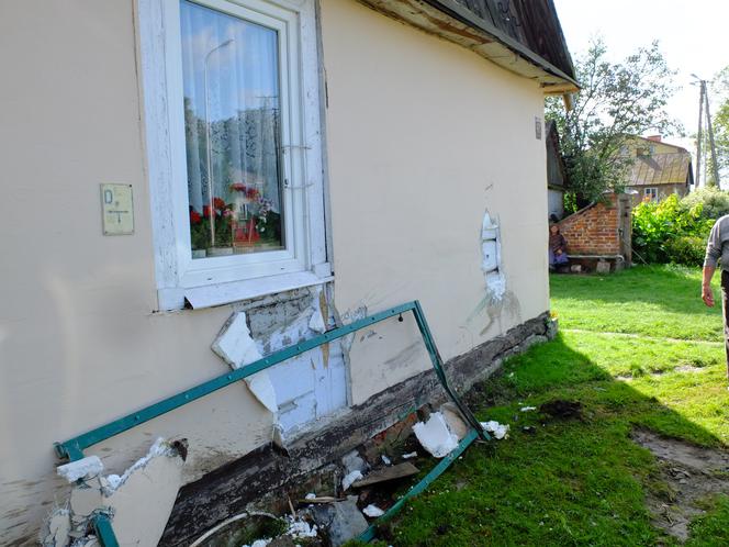 Rozbił pożyczone auto i zniszczył ogródek pani Heleny. 98-latka nie była zadowolona