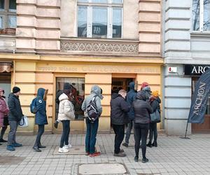 Tłusty czwartek we Wrocławiu. Mieszkańcu rzucili się na pączki! Ogromne kolejki [ZDJĘCIA]