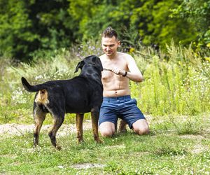 Poseł kąpał się z psem