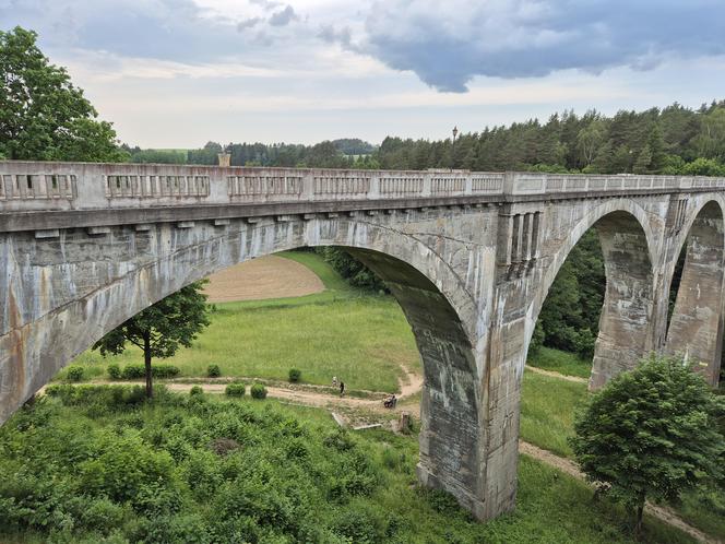 Zabytkowe mosty w Stańczykach przyciągają rzesze turystów. Należą do jednych z najwyższych w Polsce [ZDJĘCIA]