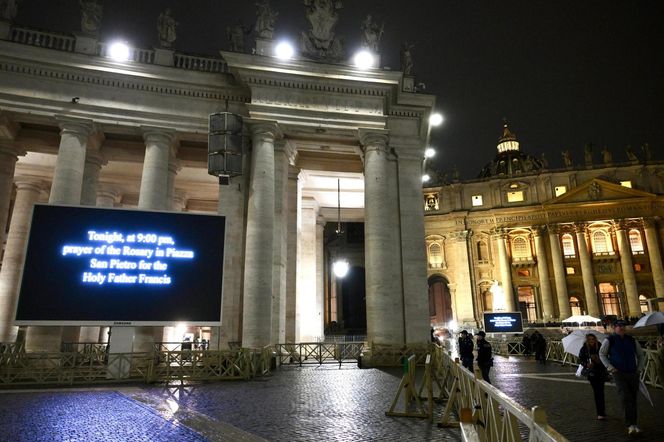 Watykan. Modlitwa o zdrowie papieża Franciszka na placu Świętego Piotra