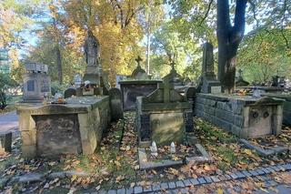 Wszystkich Świętych 2023. Tak będą otwarte krakowskie cmentarze. W jakich godzinach odwiedzimy groby zmarłych?