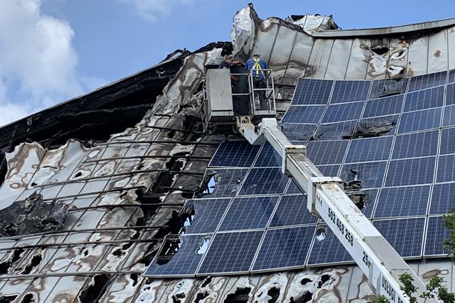 Pożar kościoła w Sosnowcu. Ruszyła rozbiórka dachu z paneli fotowoltaicznych