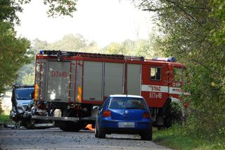 Śmierć na drodze pod Pułtuskiem. Zderzyli się czołowo, jeden z kierowców wypadł z auta