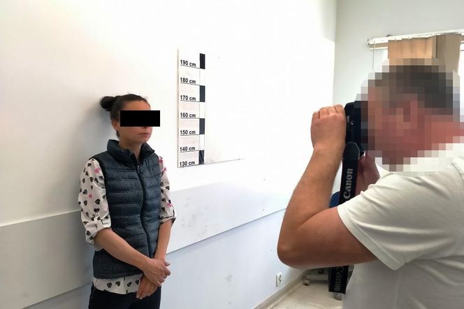 Warszawa: Nietrzeźwa siedziała na ulicy, potem atakowała policjantów. Grozi jej więzienie!