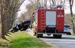  Jaktorów: 15-latek na rowerze wpadł pod samochód. Auto dachowało, są ranni