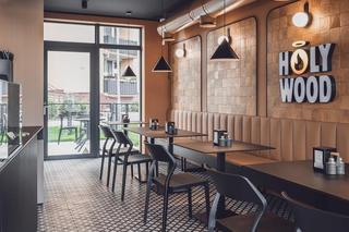 Kolorystyka szaszłykarni w Zielonej Góze nawiązuje do temperatury żarzących się węgli