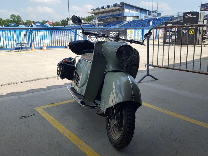 Osy kręciły kółka na stadionie żużlowym w Lesznie. Ogólnopolski zlot skuterów Osa Osieczna-Leszno 