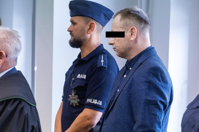 Z dwoma nożami rzucił się na matkę