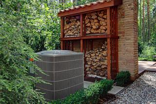 Miejsce na przechowywanie drewna w ogrodzie