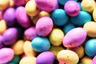 Śmiertelnie niebezpieczne jajka na Wielkanoc. Ratowniczka medyczna ostrzega, by nie podawać ich do jedzenia dzieciom. Ich spożycie może skończyć się tragedią 