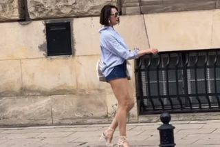 Anna Popek w krótkich szortach paraduje po mieście.