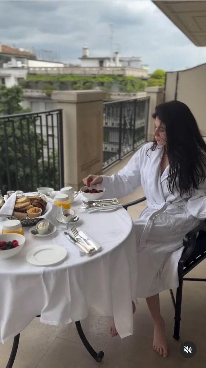 Roksana Węgiel pałaszuje śniadanko w samym szlafroku. Kevin nie wytrzymał!