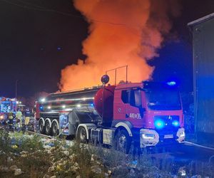 Strażacy walczyli z ogniem na składowisku odpadów w Bełżycach
