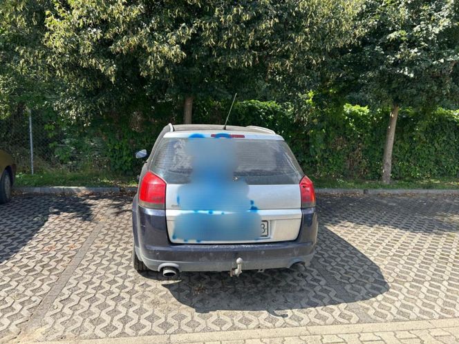​W Gostyniu nastolatek pobazgrał sprayem samochód