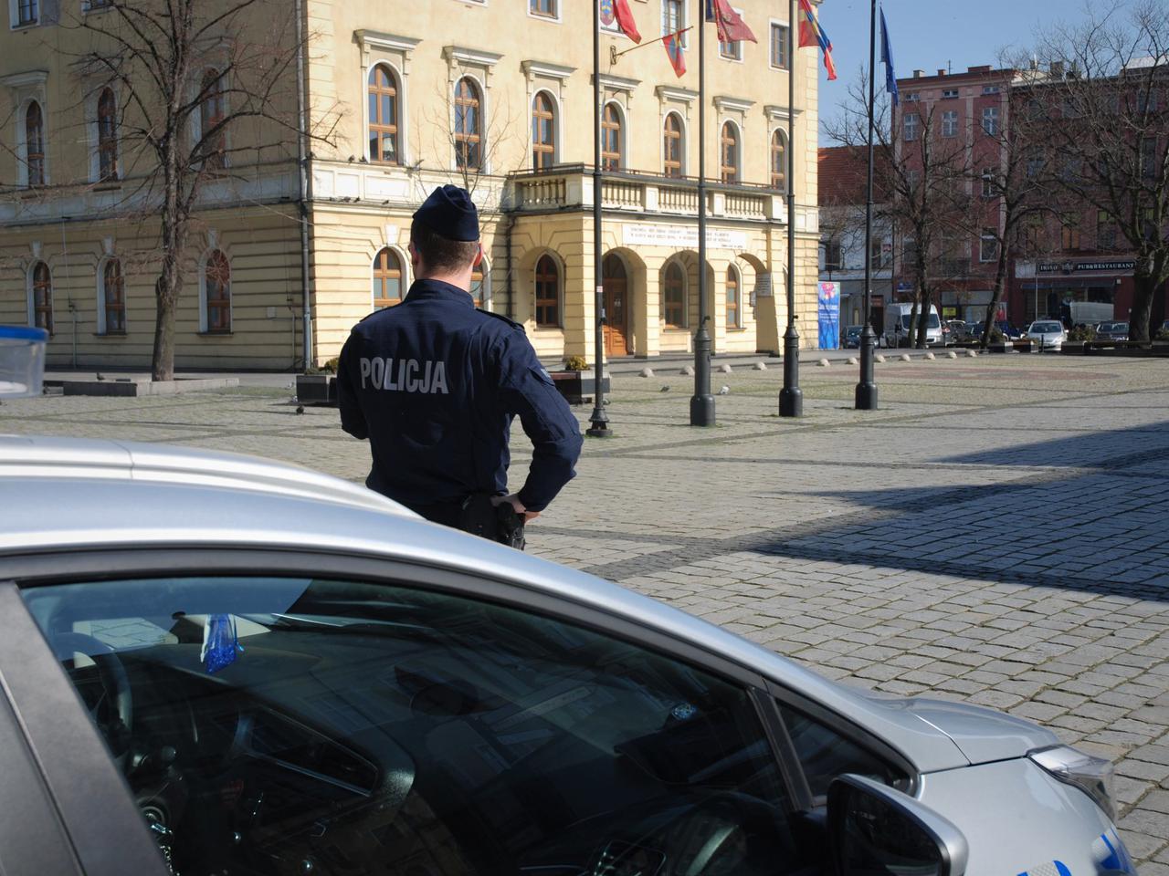 Ostrowscy i poznańscy policjanci na krotoszyńskich ulicach. Koronawirus zamknął komendę w Krotoszynie