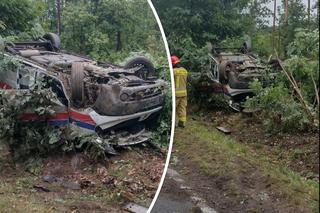 Karetka wypadła z drogi i dachowała. W środku byli pacjent i dwóch ratowników 