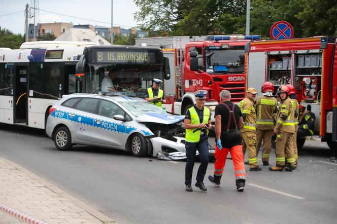 Wypadek autobusu i radiowozu w Szczecinie! Przynajmniej 9 osób poszkodowanych