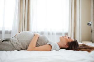Czy spanie na plecach w ciąży zagraża dziecku?
