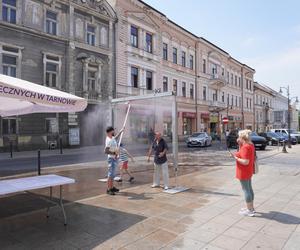 Tarnów walczy z falą upałów. Na ulicach rozdawana jest woda, stanęły również kurtyny wodne