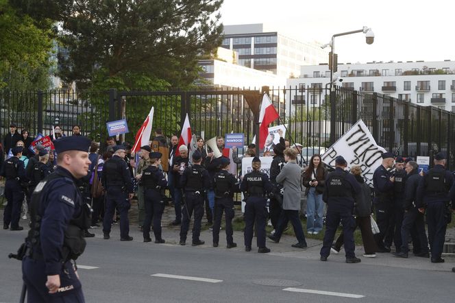 Karol Nawrocki przyjechał do TVP. Symboliczny gest i mocne wsparcie z zaplecza