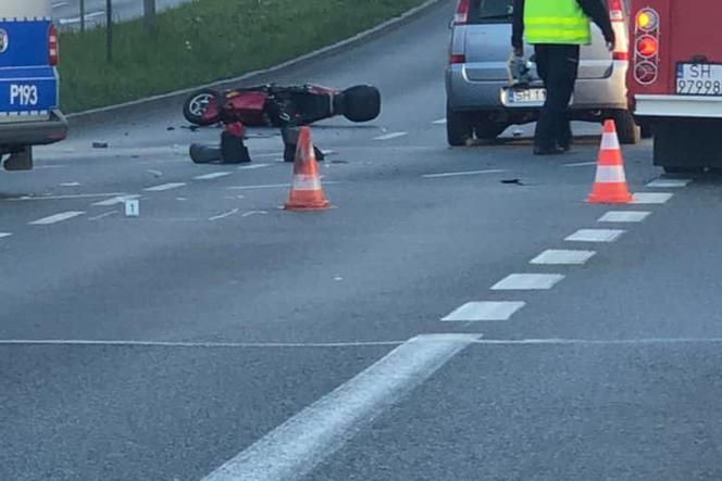 Wypadek w Chorzowie na estakadzie. Motorower zderzył się z samochodem osobowym