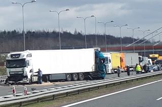 Wypadek na A4 autostradzie w Gliwicach. Kabina ciężarówki zmiażdżona! Na miejsce leci śmigłowiec