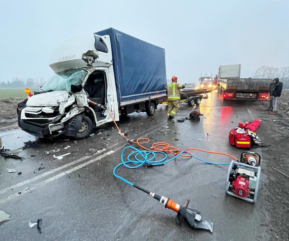 Wypadek na DK 15 w Rożentalu. Bus zderzył się z ciężarówką. Jedna osoba ranna