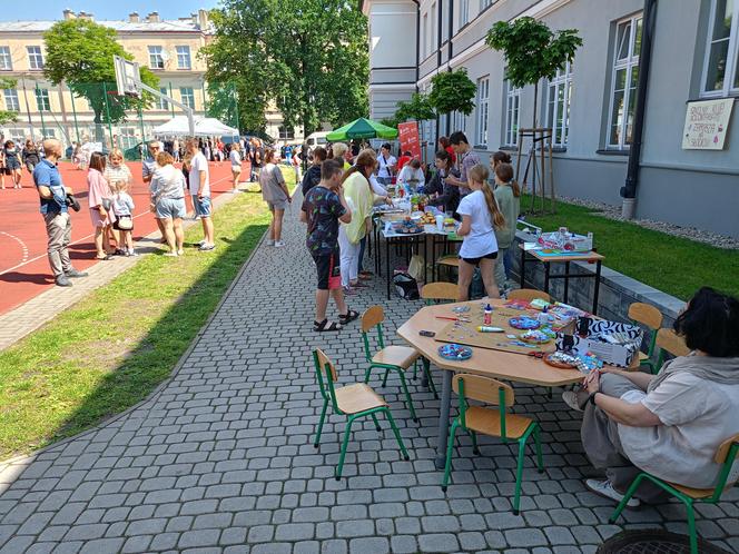 Nowa ławka Gaudiego została uroczyście odsłonięta podczas Pikniku Rodzinnego 2024 w siedleckiej "Jedynce"