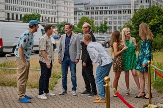 Na Wspólnej, odcinek 4085. Smolny (Łukasz Konopka), Daniel (Michał Tomala), Tymon (Łukasz Wójcik), Artur (Janusz Chabior), Adrian Baliszewski (Piotr Jankowski), Kuba (Kacper Łukasiewicz), pracownica (Klaudia Kulinicz)