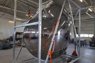 Powierzchnia stalowej rzeźby jest wypolerowana na wysoki połysk