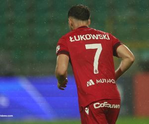 Rok temu to był hit transferowy Widzewa. Właśnie zasilił szeregi ligowego rywala