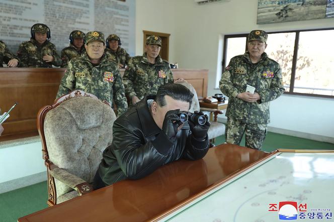 Kim Dzong Un ma "pociąg rozkoszy". Seksowne konduktorki i przepych