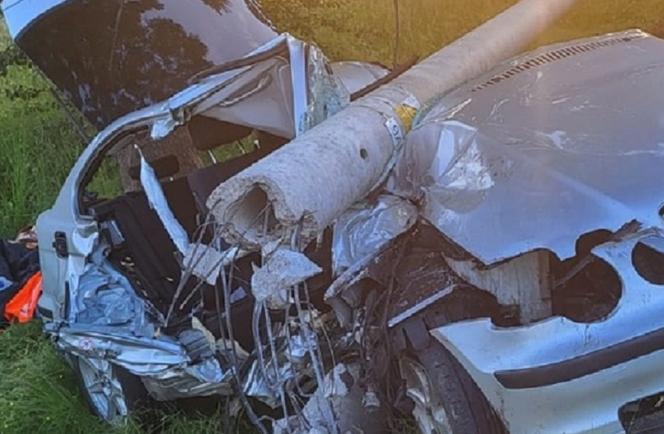 Kamień. Pijany 30-latek nie wyrobił na zakręcie. Z BMW nic nie zostało...